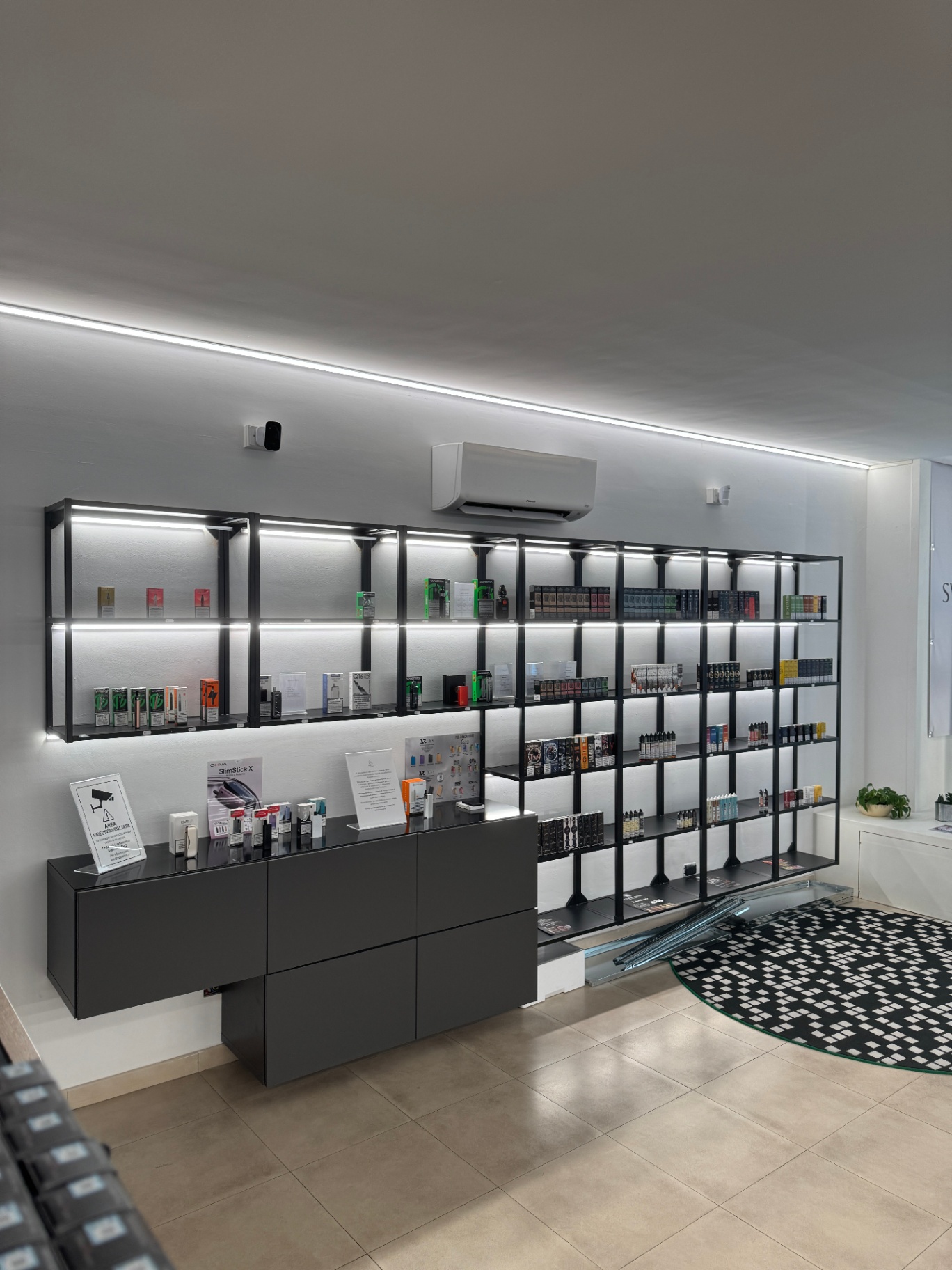 Espositori di sigarette elettroniche e liquidi nel vape shop di Merate